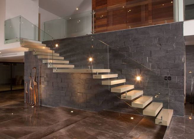 escaleras modernas y barandal cristal