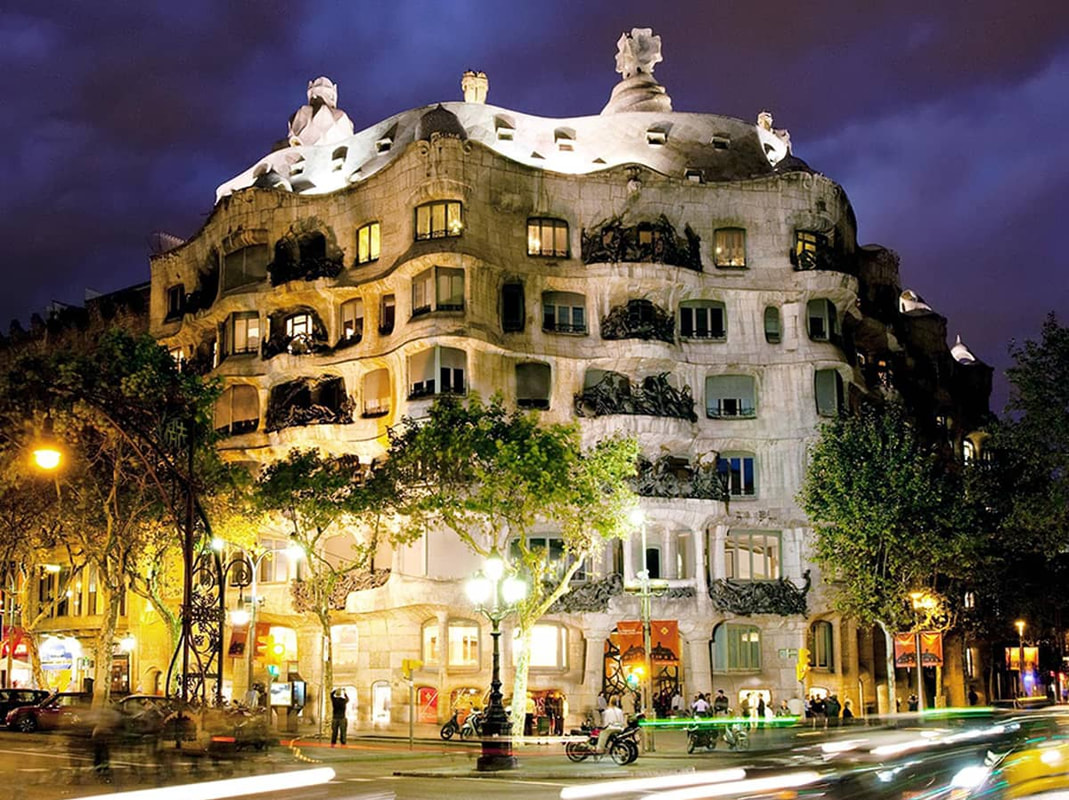 foto Casa Mila La pedrera fachada de noche Gaudí