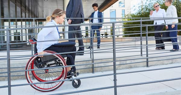 rampa para discapacitados con silla de ruedas