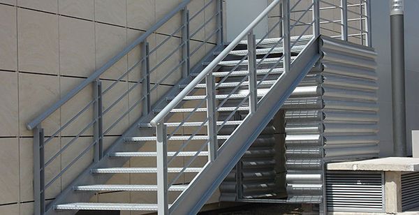 barandas de metal para escaleras exteriores