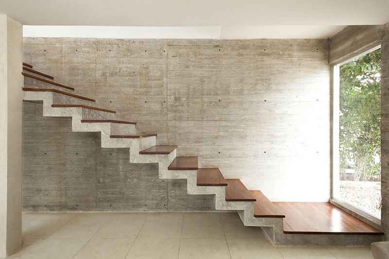 escaleras de madera y concreto