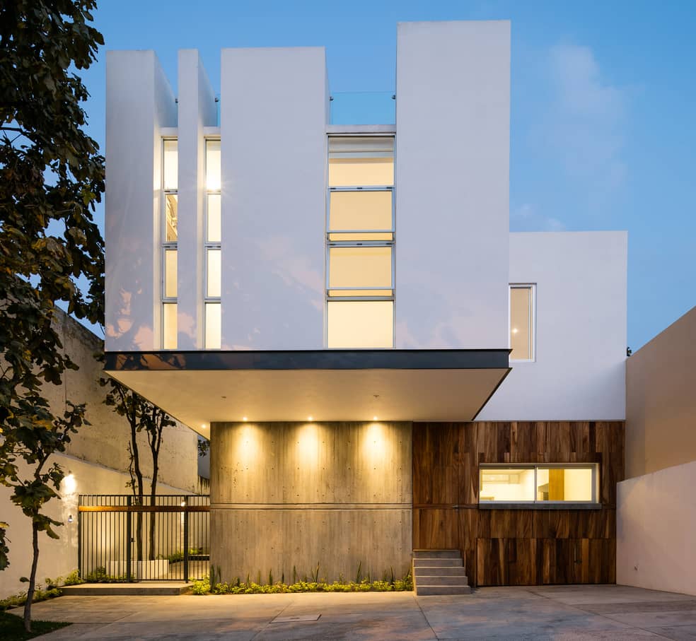 fachada de casa minimalista de dos pisos con viga ipr