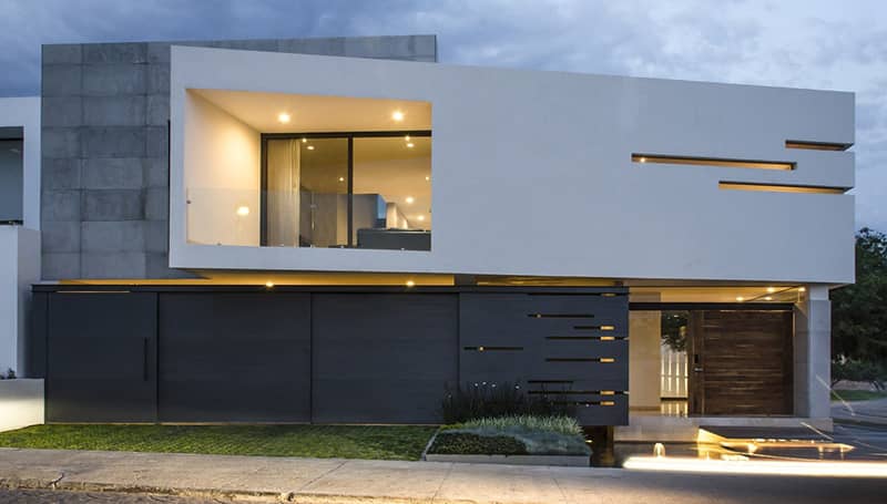 fachada de casa moderna con pintura blanca y concreto aparente