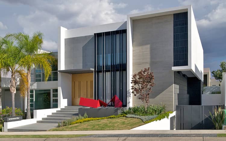 fachada de casa moderna de dos pisos, acabados pintura blanca y concreto aparente