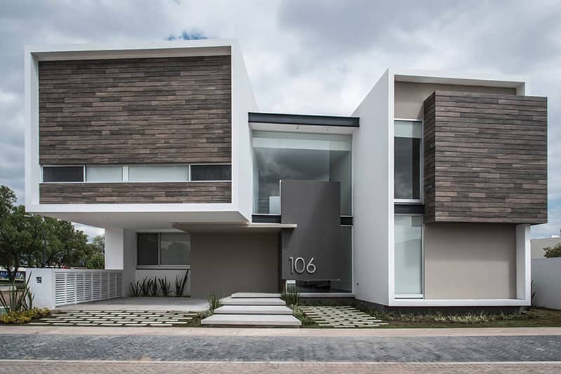 fachada de casa moderna de dos pisos con piedra natural