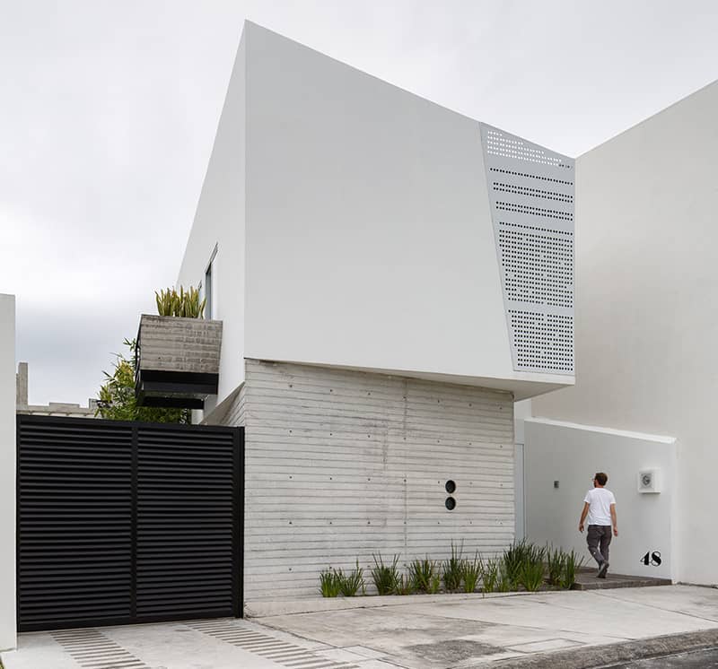 fachada de casa pequeña minimalista con pintura blanca con pintura blanca